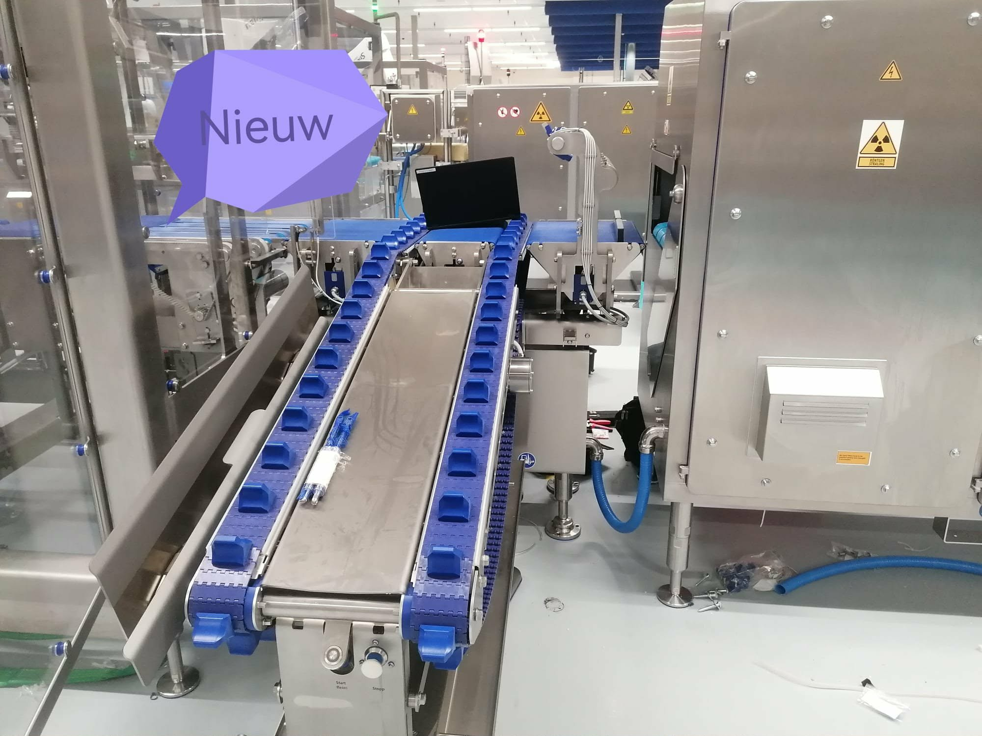 Industriële transportband in een gereinigde productieomgeving