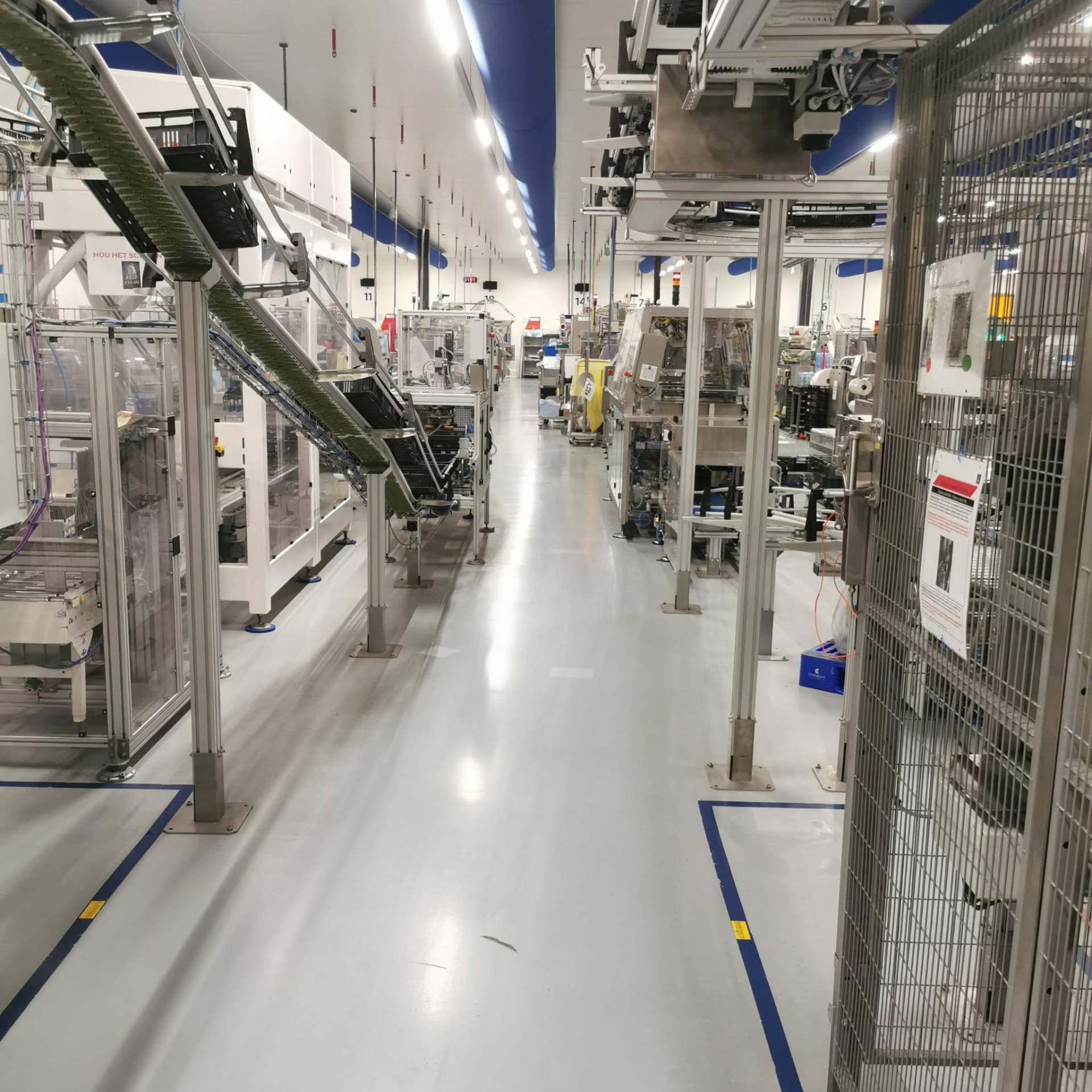 Productiehal met glanzend gereinigde gietvloer