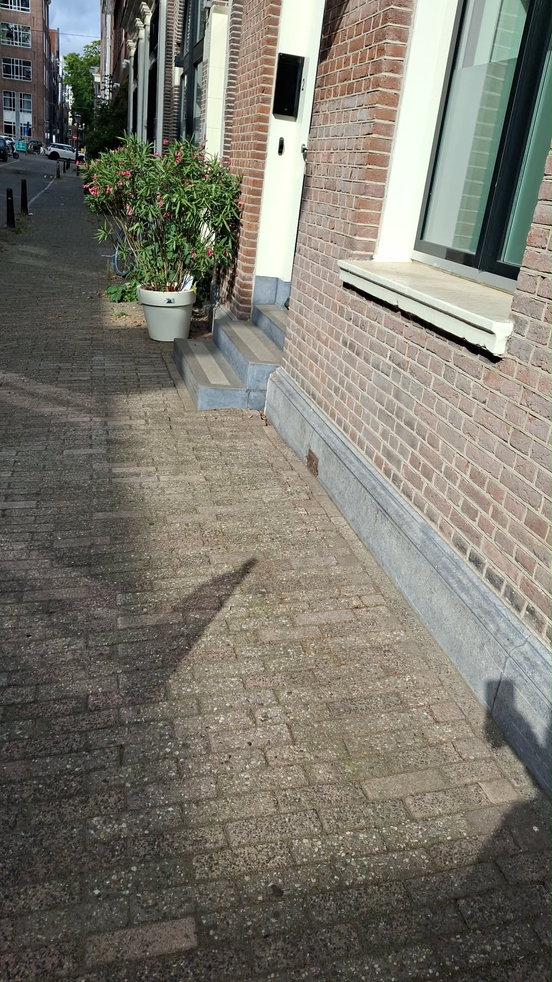 Schoon gemaakte stoep en gevelplint langs een bedrijfspand